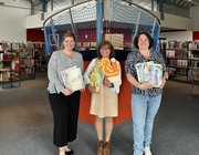 v.li: Vanessa Grein (STAWAG), Heike Krämer (Leiterin Stadtbücherei Alsdorf) und Jennifer Prinz (STAWAG)