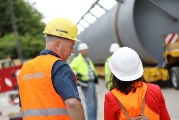 Stawag Mitarbeiter mit Helm im Außenbereich