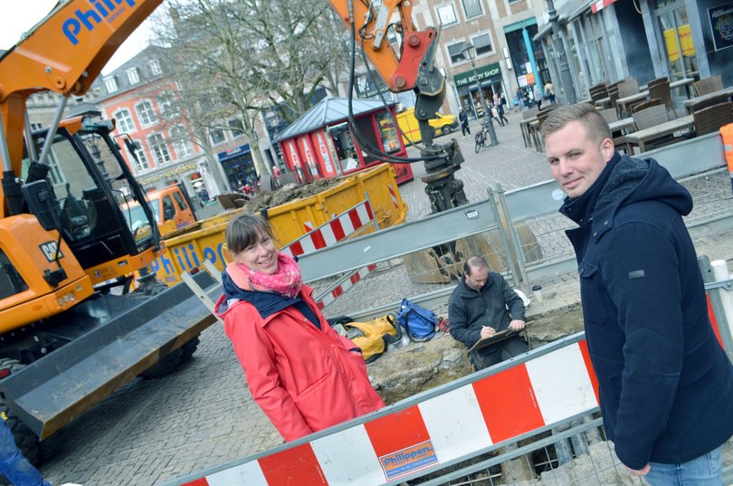 Regionetz-Bauleiter Pascal Kretzschmar und Projektleiterin Dr. Donata Kyritz vom Aachener Fachbüro „SK ArcheoConsult“ gehen der historischen Mauer am Marktplatz auf den Grund.