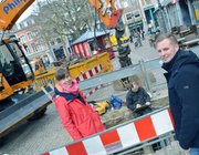 Regionetz-Bauleiter Pascal Kretzschmar und Projektleiterin Dr. Donata Kyritz vom Aachener Fachbüro „SK ArcheoConsult“ gehen der historischen Mauer am Marktplatz auf den Grund.