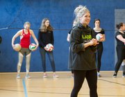 Zwei Volleyballerinnen der Ladies in Black beim Training in der Viktoriaschule.