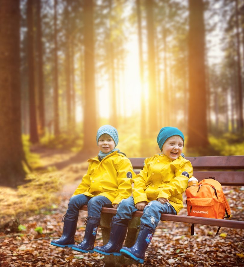 Kinder im Wald mit STAWAG-Rucksack