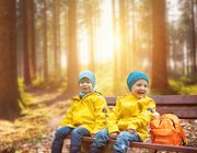 Kinder im Wald mit STAWAG-Rucksack