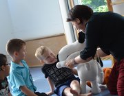 Energiegeladene Begrüßung: Theaterpädagogin Tina Kukovic-Ulfik macht die Kinder der Kita Talbotstraße mit Maskottchen Watts bekannt. Foto: STAWAG/Mischa Wyboris