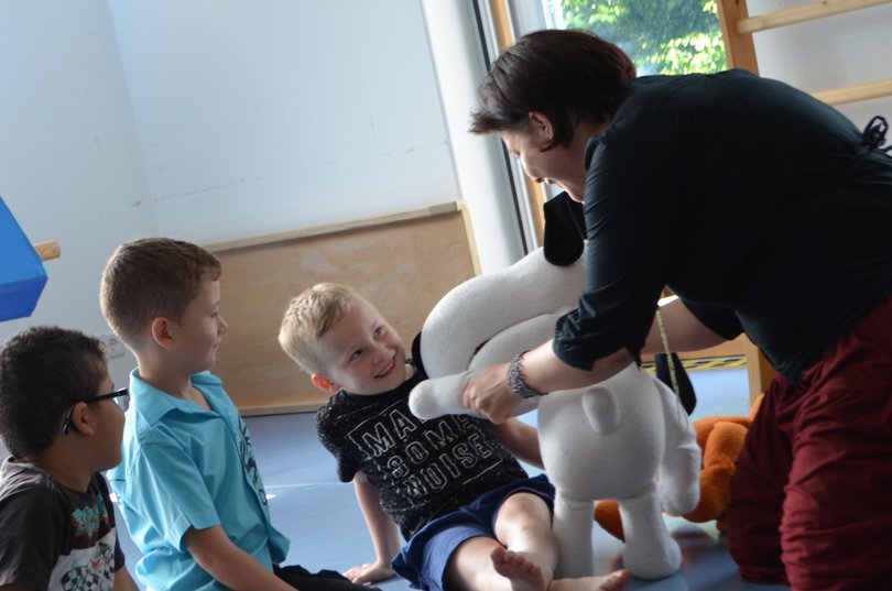 Energiegeladene Begrüßung: Theaterpädagogin Tina Kukovic-Ulfik macht die Kinder der Kita Talbotstraße mit Maskottchen Watts bekannt. Foto: STAWAG/Mischa Wyboris