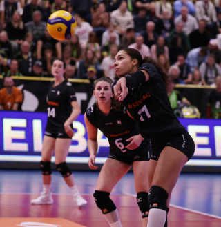 Volleyballspielerin spielt den Ball